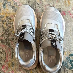 On cloudnova running sneaker size 10.5 barely worn pearl/shell